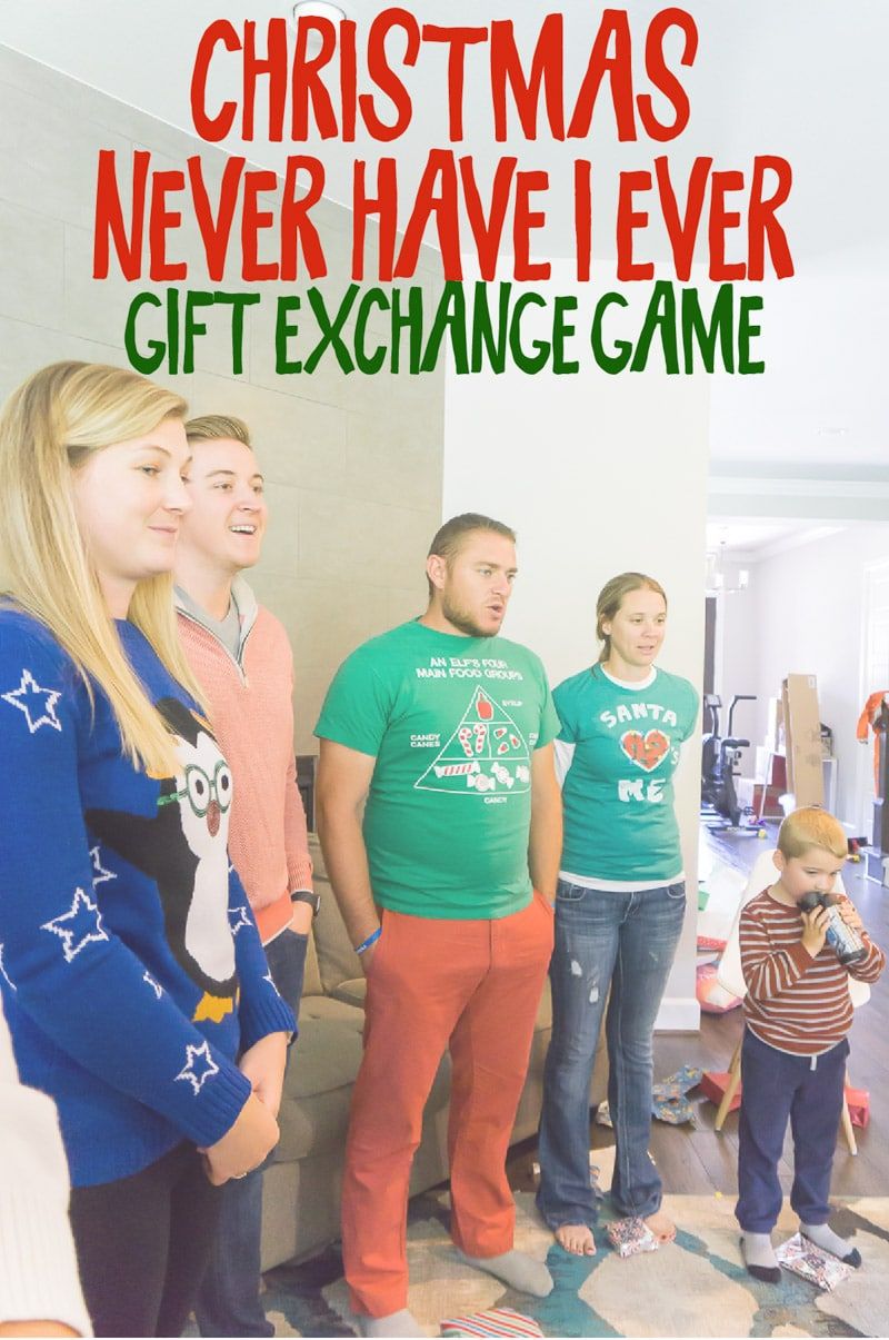 Grupė žmonių, žaidžiančių kalėdinį „Never Have I Ever“ žaidimą ir skaitantys „Never Have I ever“ klausimus
