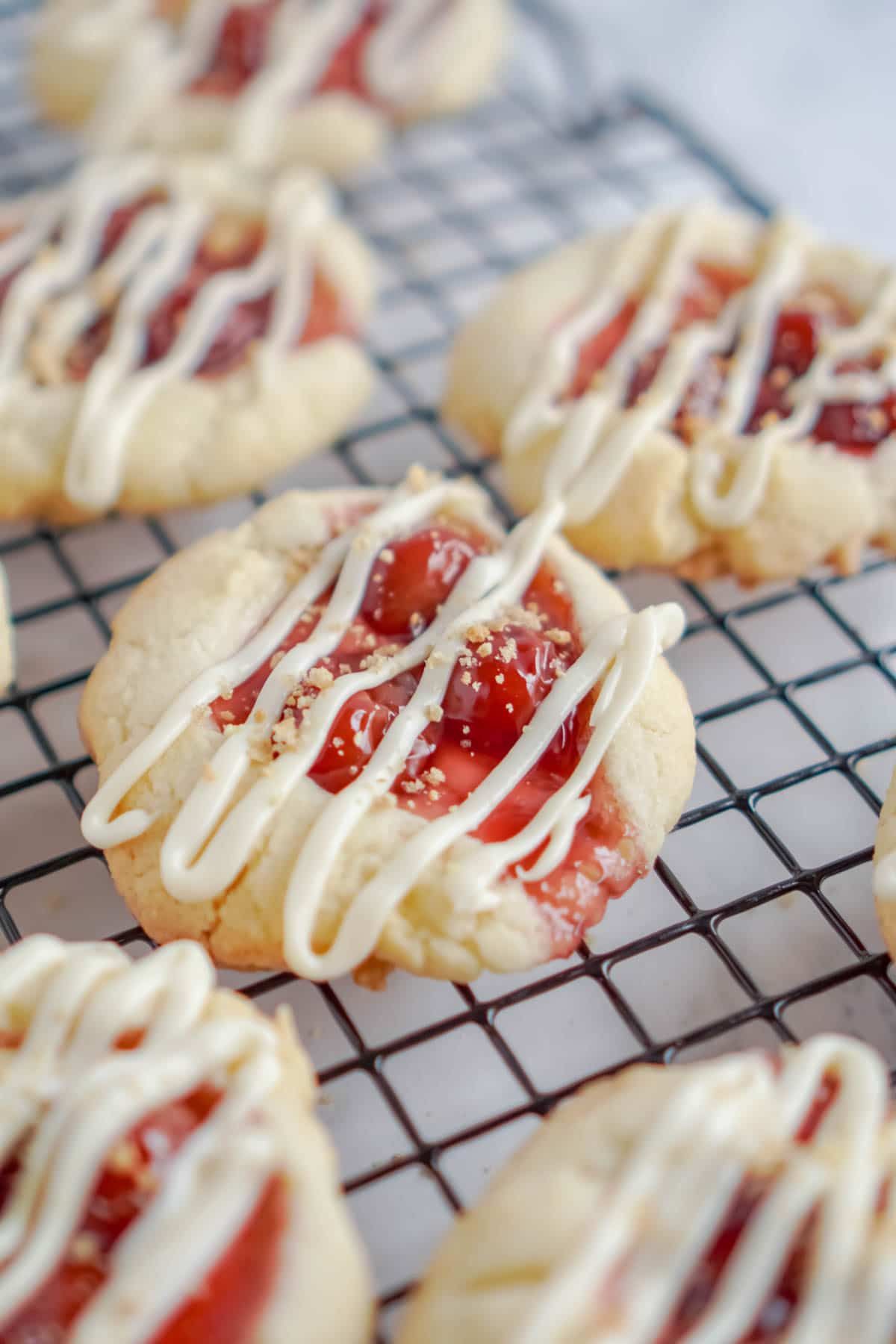 Cherry cheesecake cookies med flødeost dryppet ovenpå