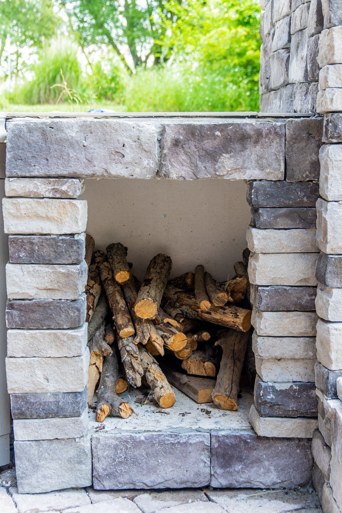 Caja de madera empedrada para horno de ladrillos en el patio trasero