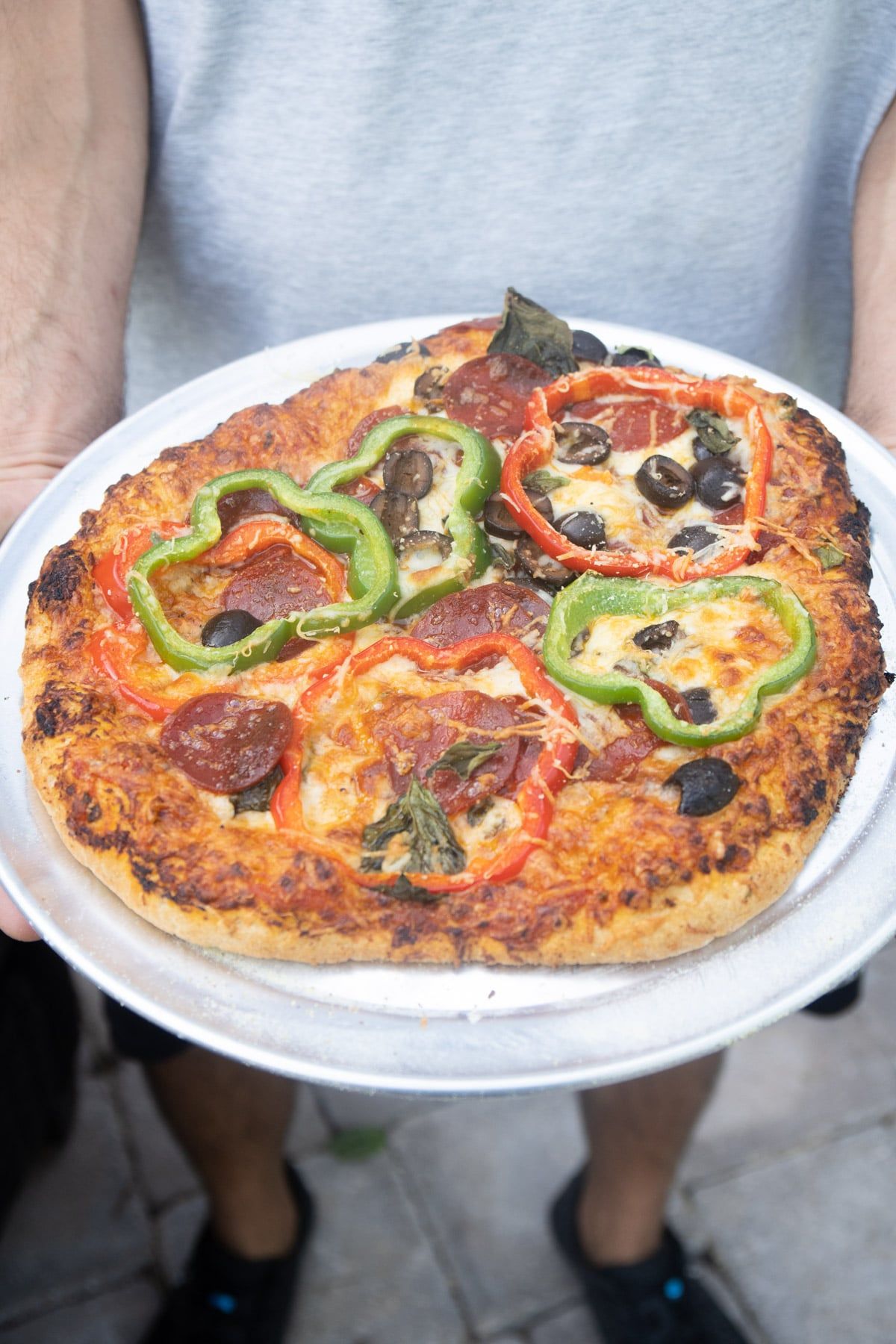 पिज्जा एक बाहरी ईंट ओवन में पकाया जाता है