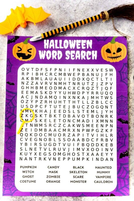 Búsqueda de palabras impresa de Halloween con un bate de plástico y un bolígrafo
