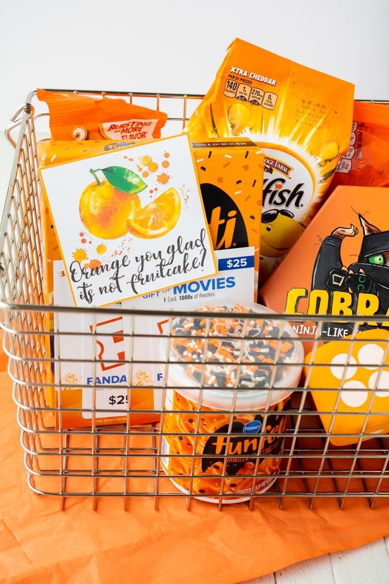 Tisknutelné vánoční dárkové štítky s oranžovými předměty v košíku