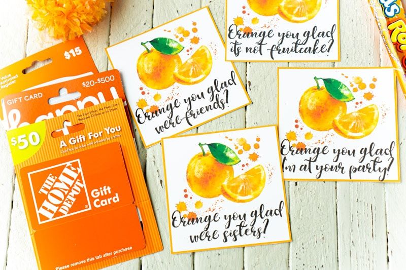 Oranžové jmenovky na dárky s dárkovou kartou Home Depot