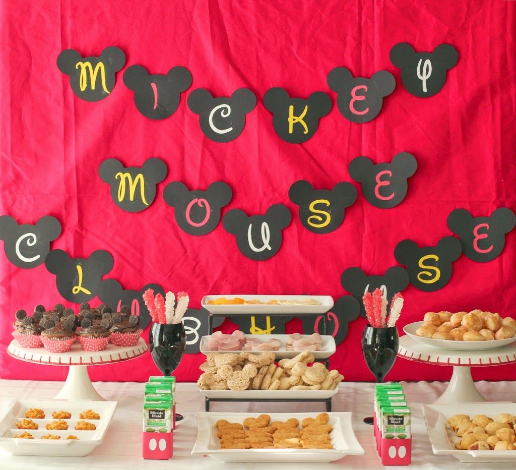 Pomysły na przyjęcie w klubie Myszki Miki i bezpłatne materiały do ​​wydrukowania z playpartyplan.com #Disney #party #freeprintables #MickeyMouse