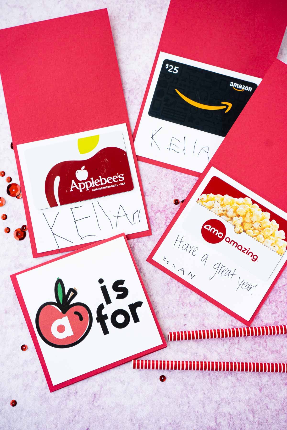 Volver a tarjetas de regalo de maestros de escuela en tarjetas de manzana roja