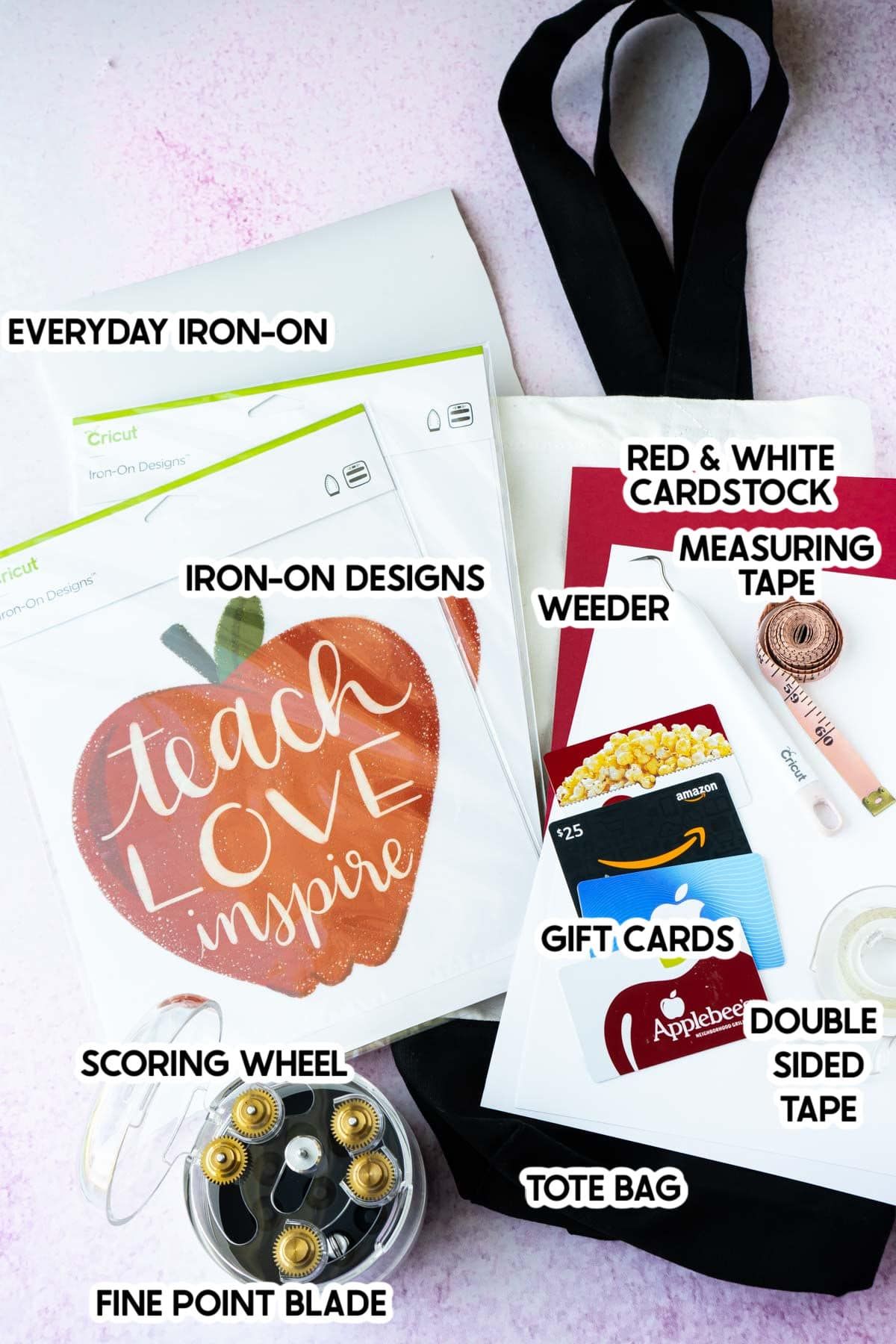 Krūva „Cricut“ prekių ir dovanų kortelių su etiketėmis
