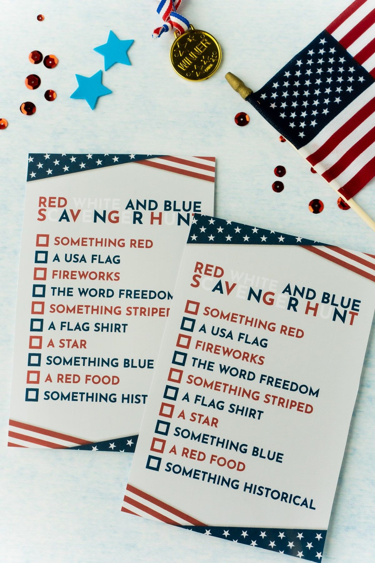 Две отпечатани карти за лов на чистачи на 4 юли със знаме и конфети