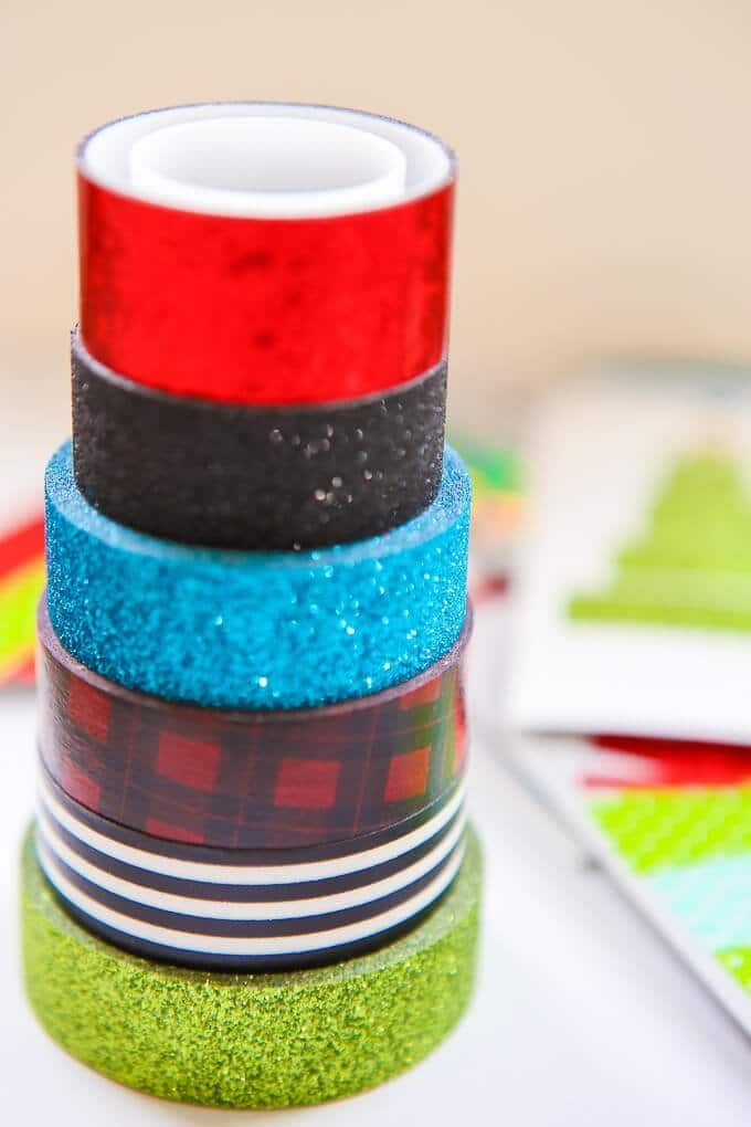 Tyto vánoční dárkové štítky jsou jedním z nejjednodušších kutilských řemesel a mohou se hodit k jakémukoli balicímu papíru! I když nemáte nejlepší nápady na dárky, vytvořte si značky na dárky a proměňte ne tak skvělé vánoční nápady na úžasné dárky! Nebo pokud je nechcete dávat na dárky, zabalte talíř sušenek nebo košíčků a přidejte jednu z těchto značek. Ten Rudolfův je můj oblíbený.