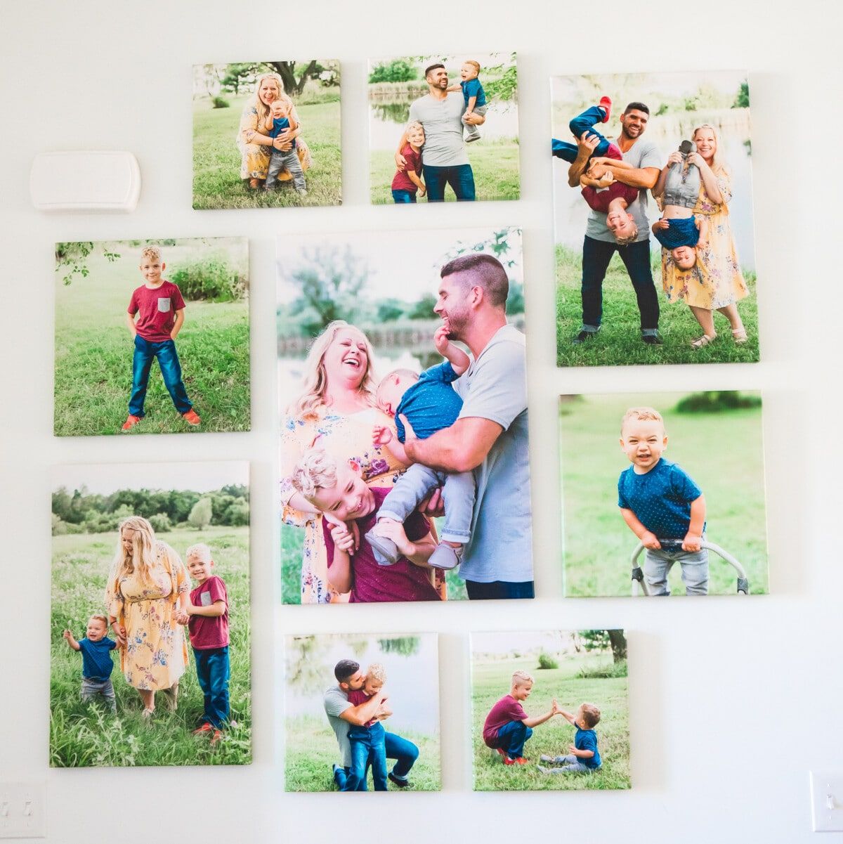 Familienfotos auf Leinwänden an der Wand