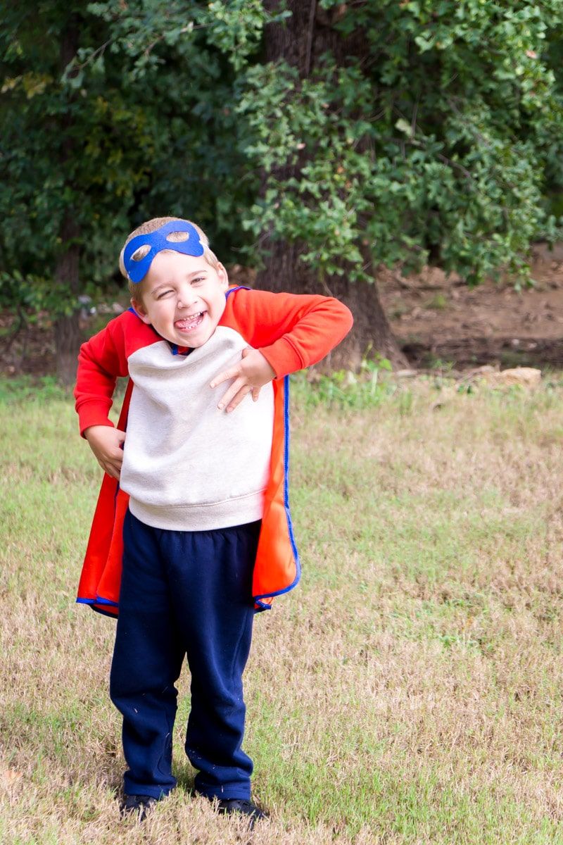 DIY superhero kostīms zēnam, kurš veido dumjš sejas