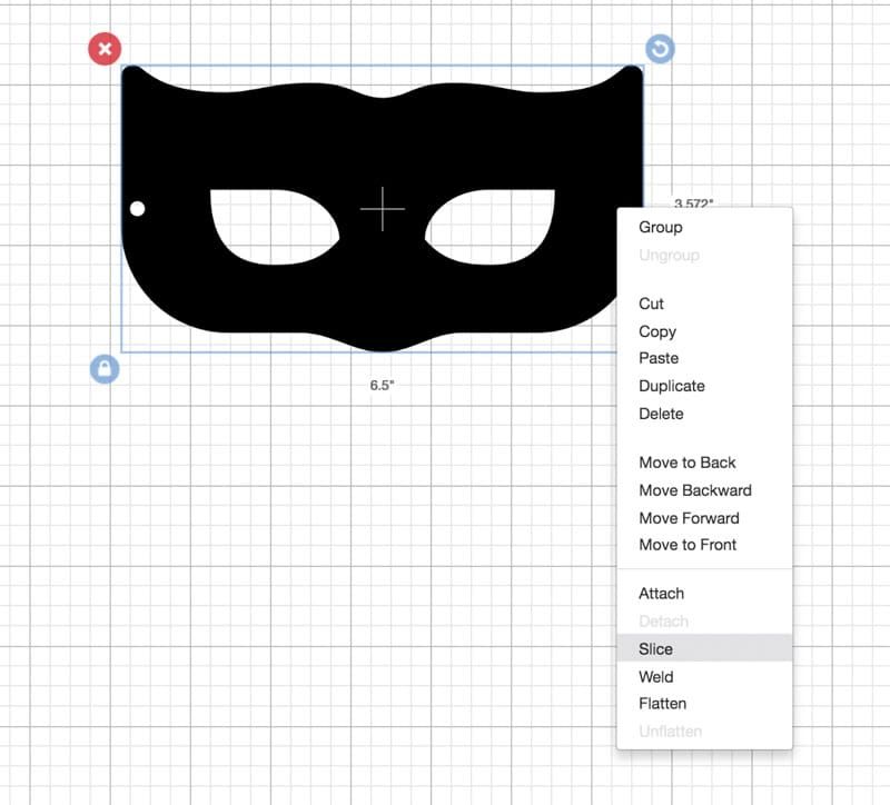 Prikazano je, kako na Cricutu razrežete predmete za masko superheroja DIY