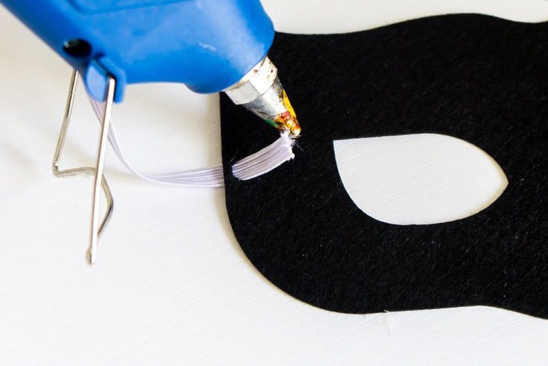 Lepljenje elastike na masko za superheroja DIY