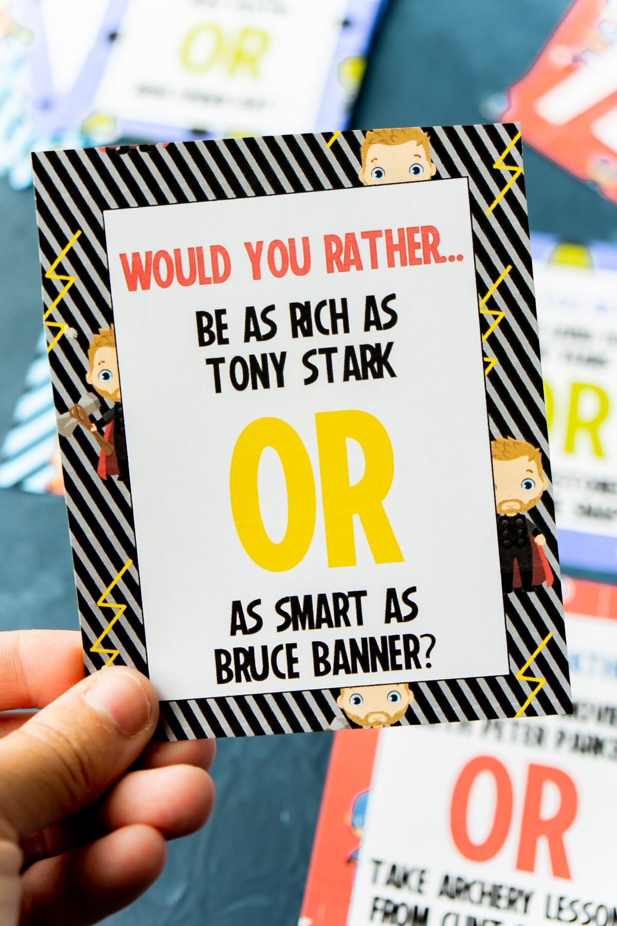 Alguien con una tarjeta de preguntas de Marvel preferirías