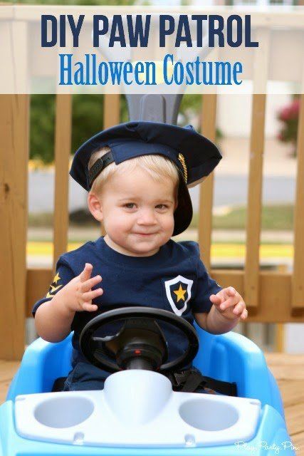 Обичайте този костюм за Хелоуин „Направи си сам патрул“ от playpartyplan.com, такъв умен начин да направите ушите и опашката