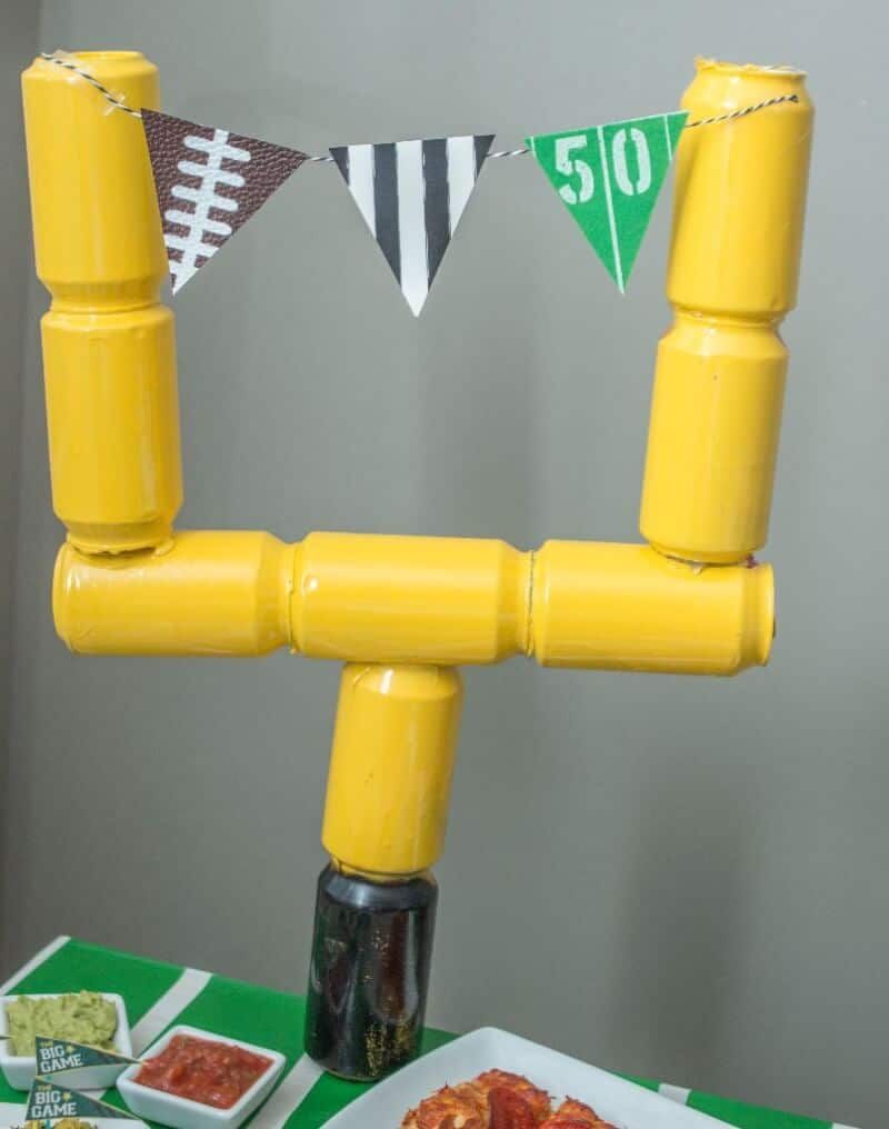 Milujte myšlenku použití prázdných plechovek od sodovky k výrobě branky, ideální pro party dekorace Super Bowl!