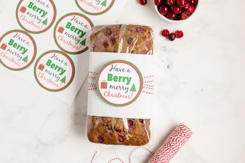 Roti oren Cranberry dibungkus dengan label hadiah percutian berry