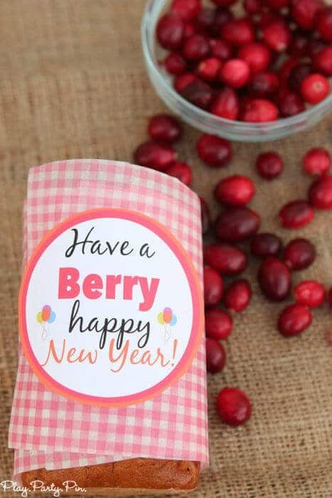 Resipi roti oren cranberry terbaik dan tiga tanda hadiah yang boleh dicetak yang sesuai untuknya, sesuai untuk hadiah hadiah jiran atau nyonya rumah!