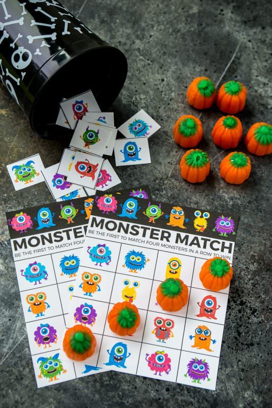 Bonitos cartones de bingo de Halloween con temática de monstruos