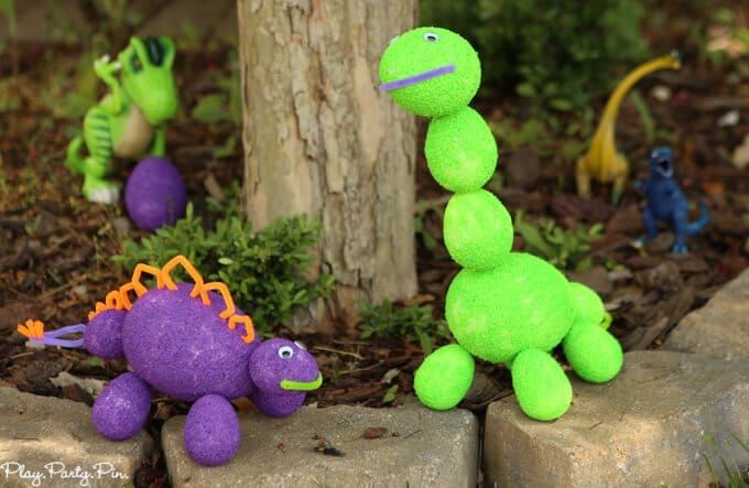 Tyto pěnové dinosaury by vytvořily úžasné dětské dinosaurské řemeslo, ideální pro nápad na oslavu narozenin dinosaurů, aktivity písmene D nebo někoho, kdo prostě miluje dinosaury