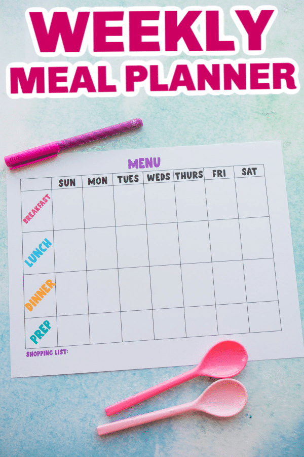 Planificador de comidas semanal con cuchara y bolígrafo