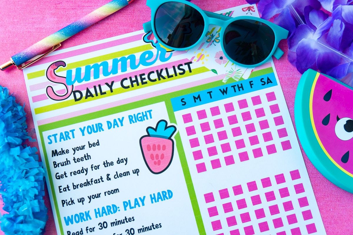 Tabla de tareas de verano para niños sobre un fondo rosa