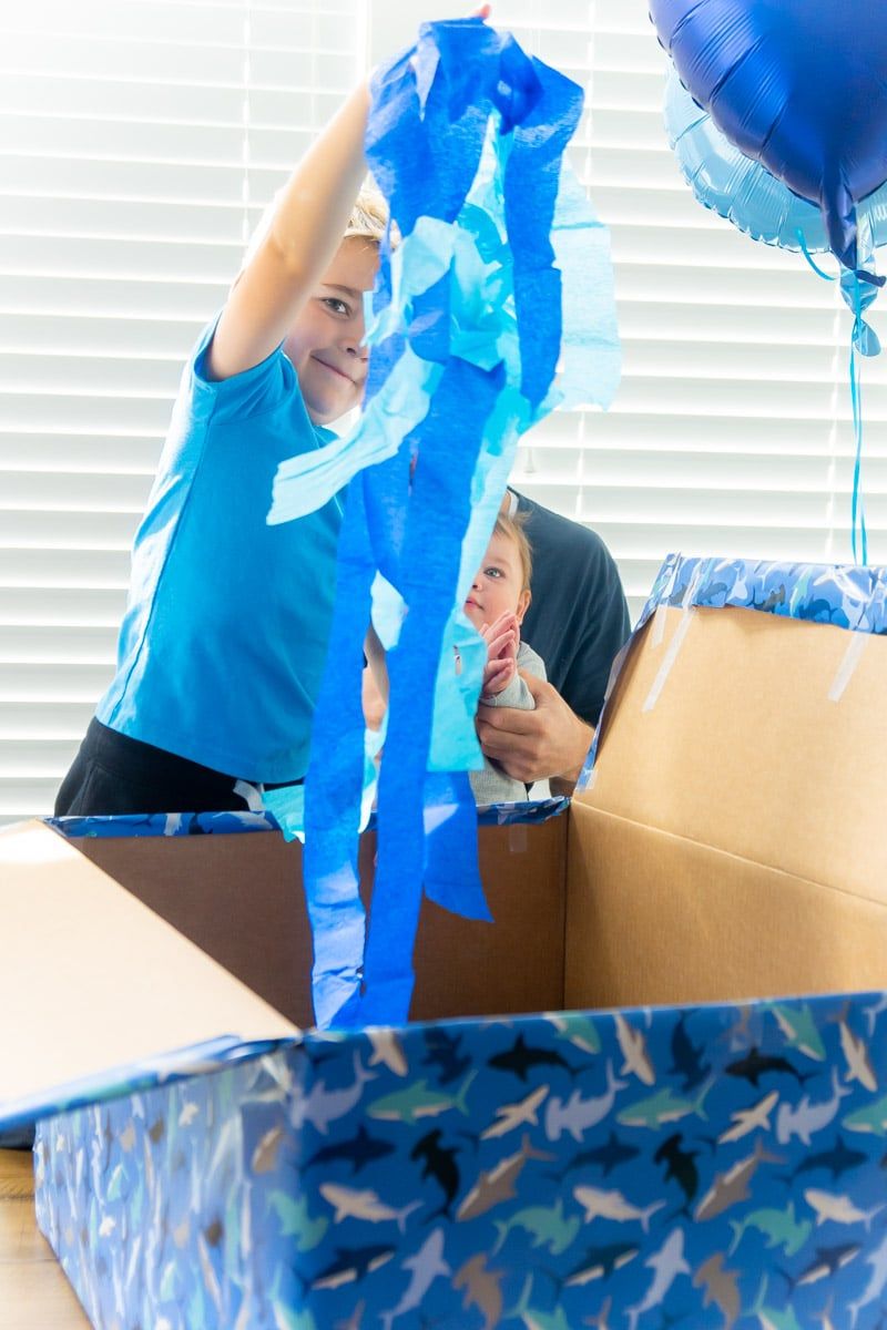 Dodajanje trakov v modro darilno škatlo
