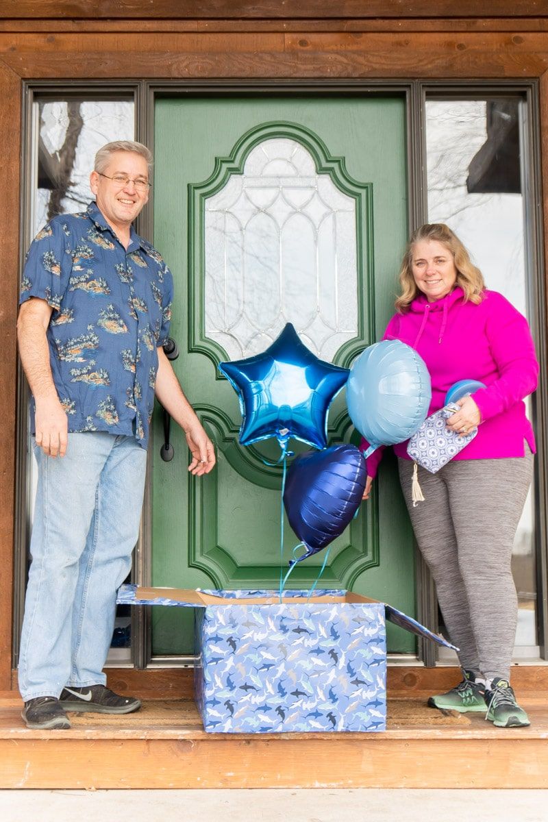 Grootouders met blauwe geschenken