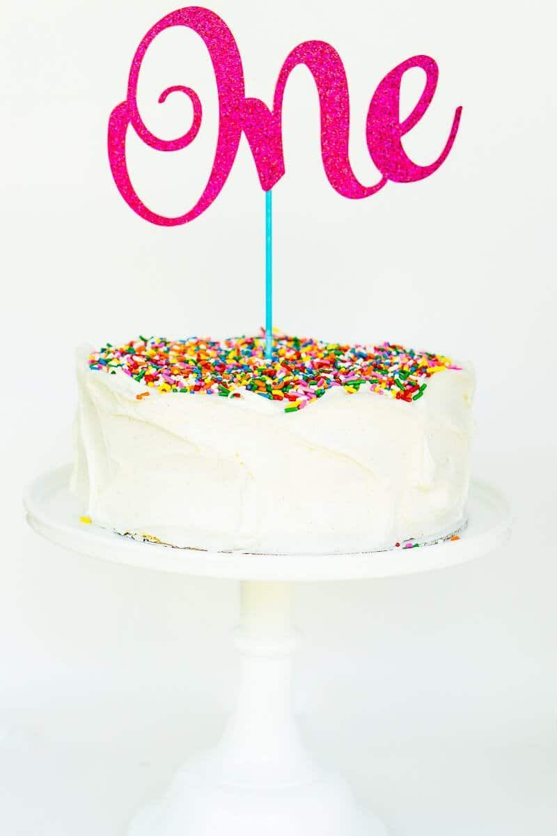 Vyrobte si tieto vlastné ozdoby na narodeninové torty vyrobené z vlastných remesiel iba v niekoľkých jednoduchých krokoch a čo je najlepšie - viete, že sú jedinečné, pretože ste ich vyrobili!