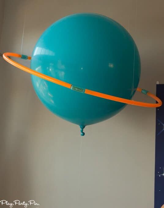 Proměňte balóny a hula hoopy v dokonalé planety pro večírek ve vesmíru