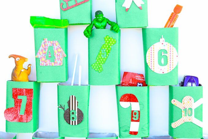 Milujete kutilské řemesla? Tento vánoční adventní kalendář vyrobený z krabic na šťávu upcycle je jedním z nejroztomilejších vánočních nápadů