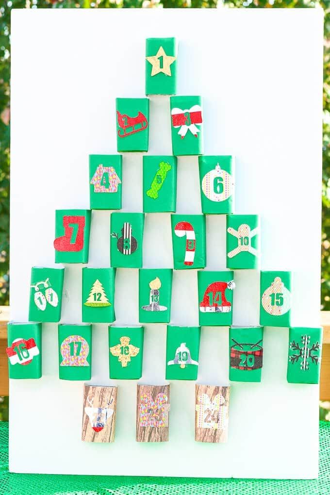 Milujete kutilské řemesla? Tento vánoční adventní kalendář vyrobený z krabic na šťávu upcycle je jedním z nejroztomilejších vánočních nápadů