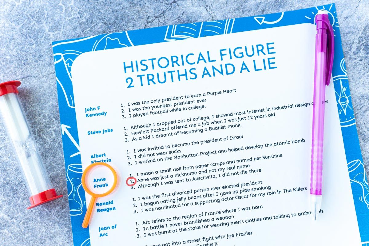 Išspausdintos dvi istorinės tiesos ir melo žaidimas su smėlio laikmačiu