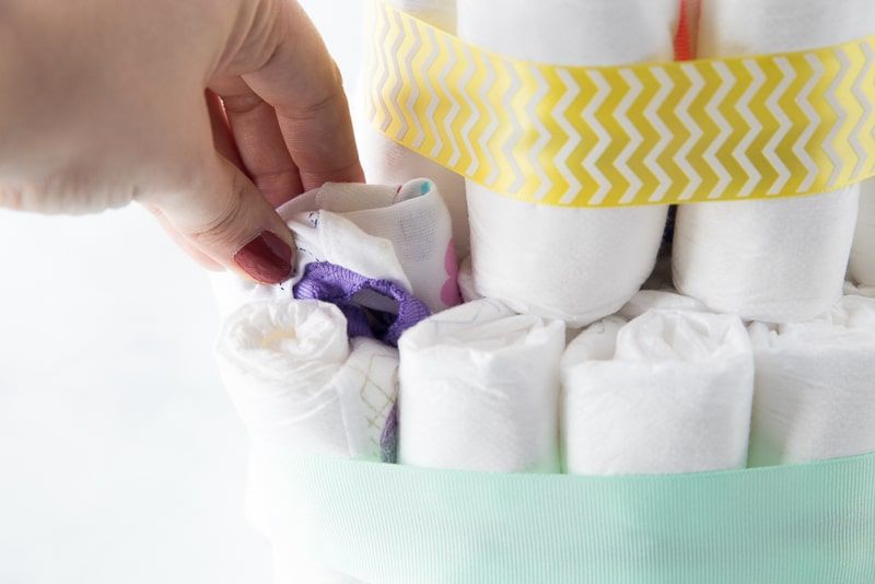 Ang pagtatago ng mga sorpresa sa isang DIY diaper cake