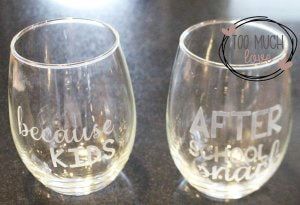 כוסות זכוכית חרוטות מיוצרות באמצעות Cricut Explore Air