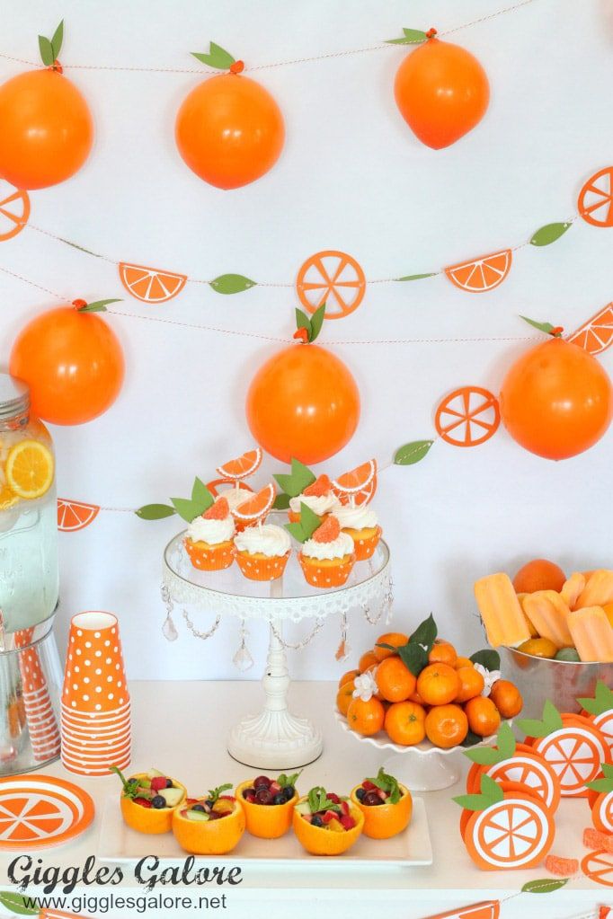 Oranje verjaardagsfeestdecoraties gemaakt met de Cricut Explore Air