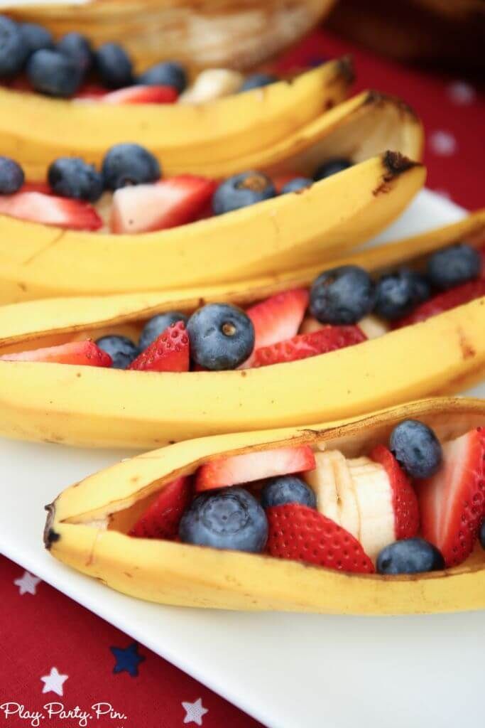 Barcos de plátanos de frutas rojas, blancas y azules y toneladas de otras ideas para fiestas náuticas e ideas para fiestas del 4 de julio
