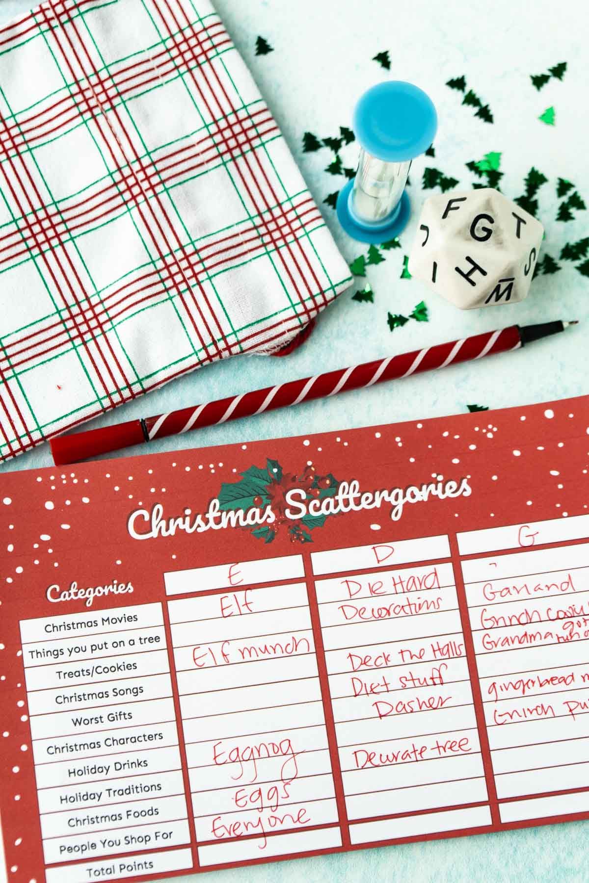Ziemassvētku Scattergories kartīte ar uzrakstītām atbildēm