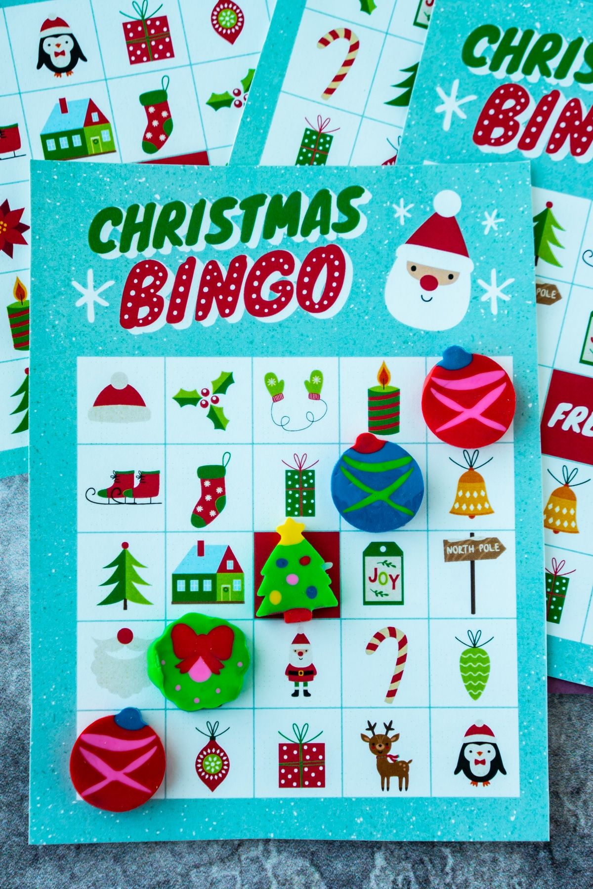 Χριστουγεννιάτικη κάρτα bingo με γόμες Χριστουγέννων σε μια γραμμή