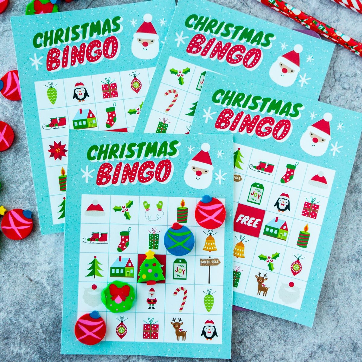 Quatro cartelas de bingo de Natal empilhadas umas sobre as outras