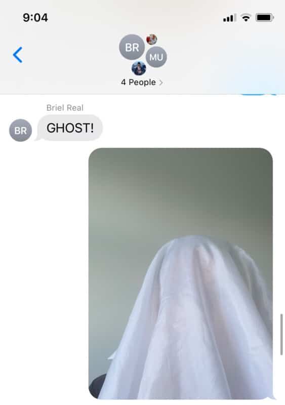 Screenshot z telefonu se slovem duch