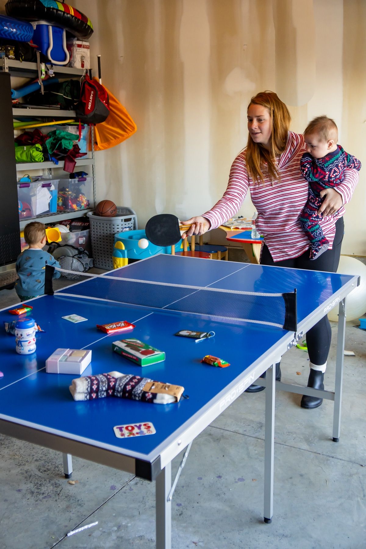 Mujer golpeando un ping pong en una mesa con premios