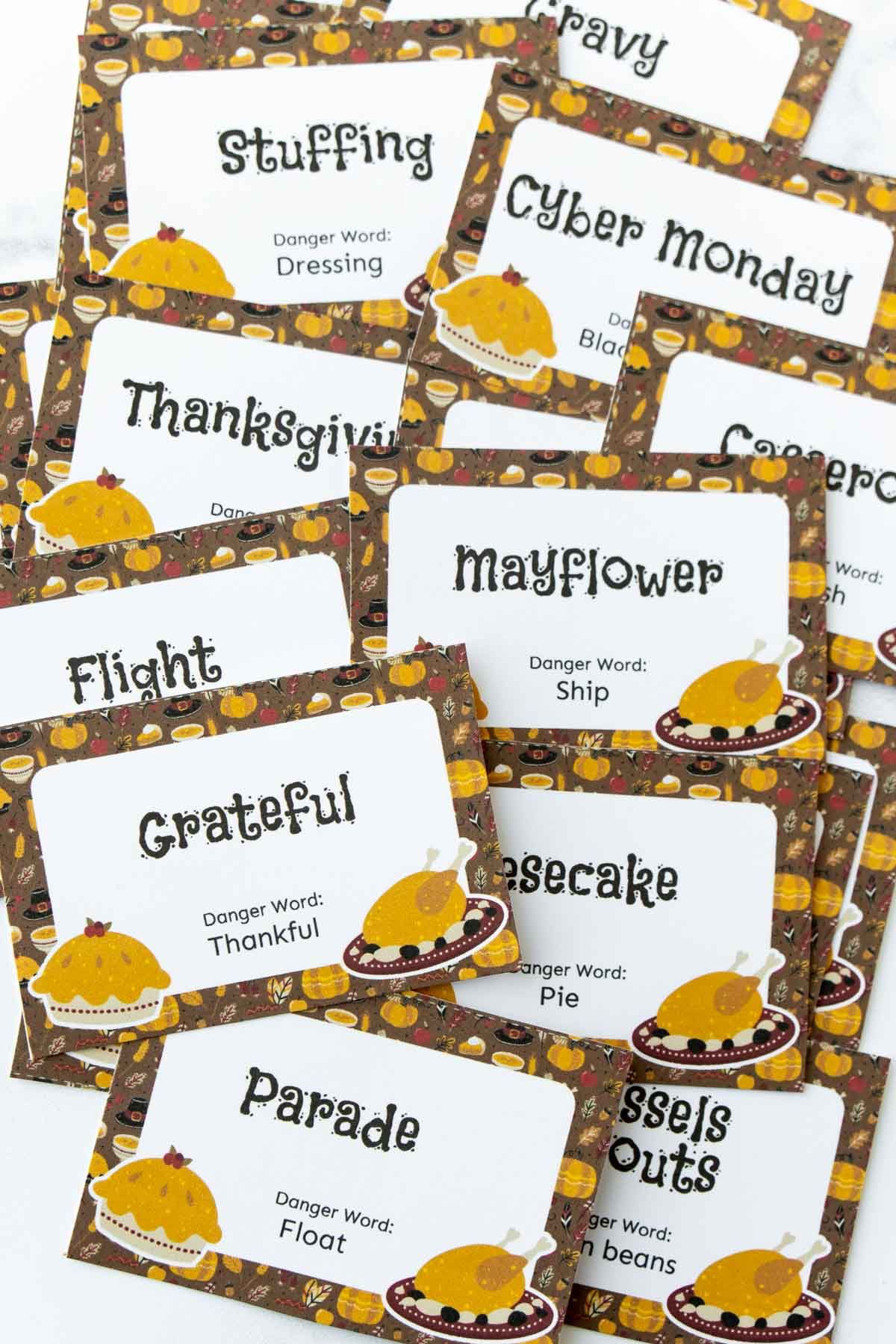 Thanksgiving gevaar woord kaarten uitgesneden en op een stapel gelegd
