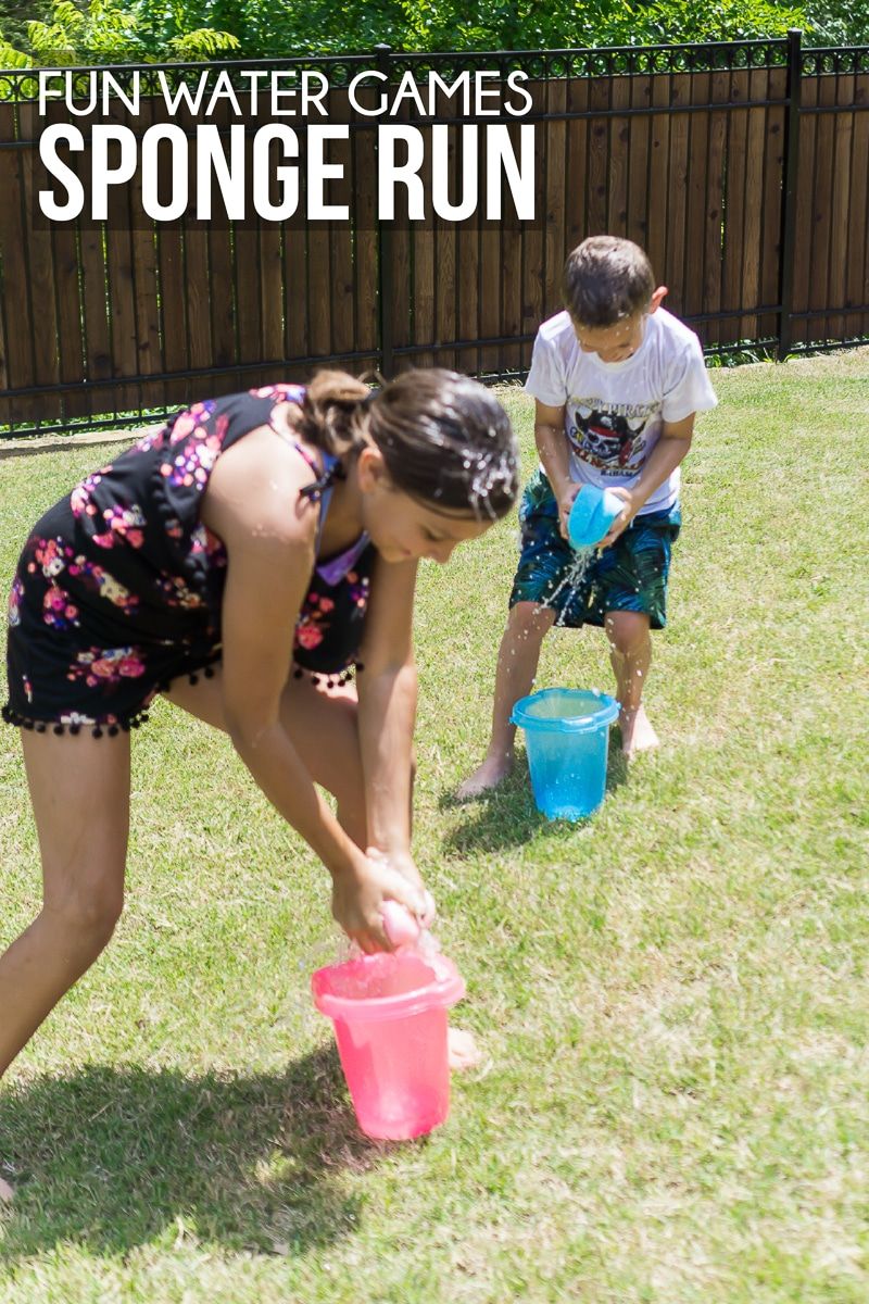 Barn blir våte i morsomme utendørs vannspill