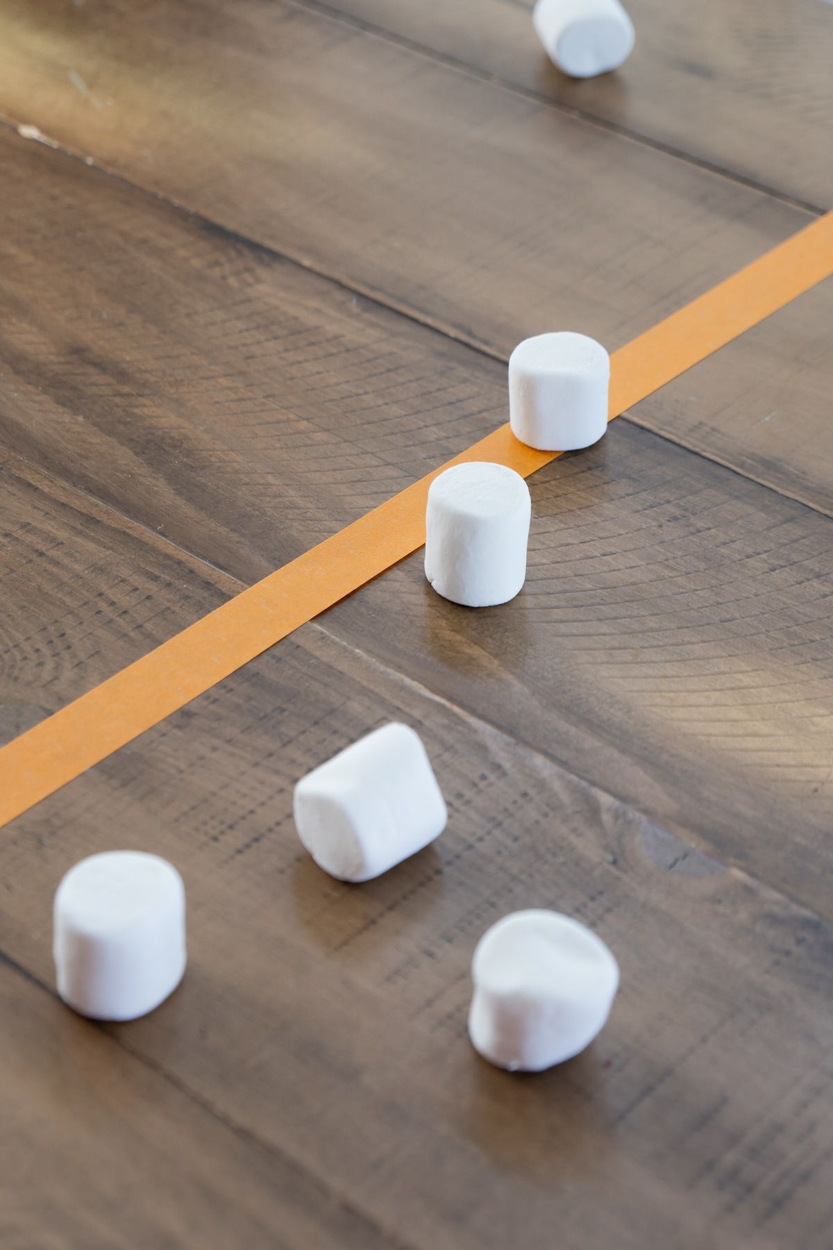 Marshmallows em uma mesa com fita adesiva