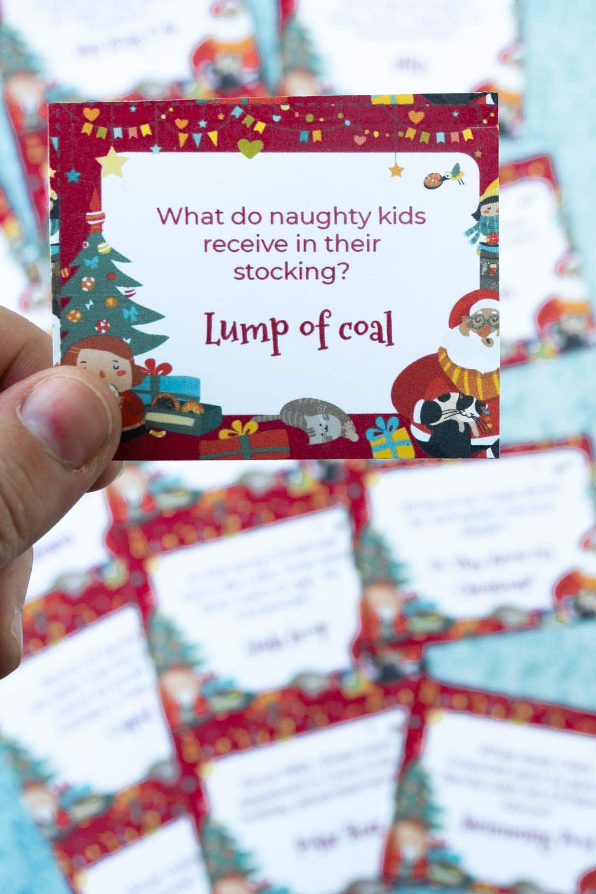 Χέρι που κρατά μια Χριστουγεννιάτικη κάρτα trivia