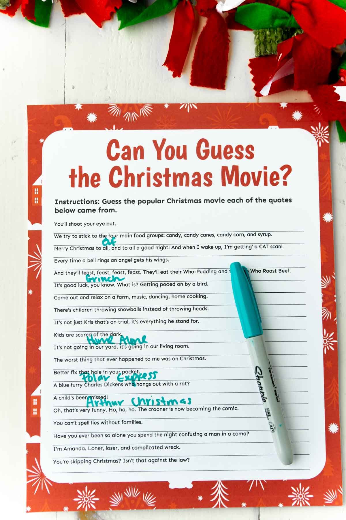 Ziemassvētku filmas sīkumu spēle ar zaļu pildspalvu augšpusē