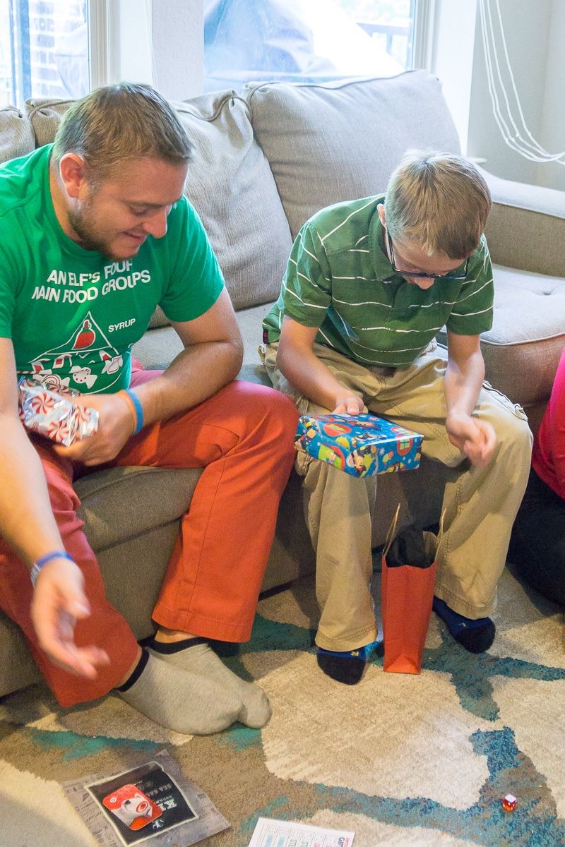 Una familia jugando al juego de intercambio de regalos, robar, desenvolver y cambiar