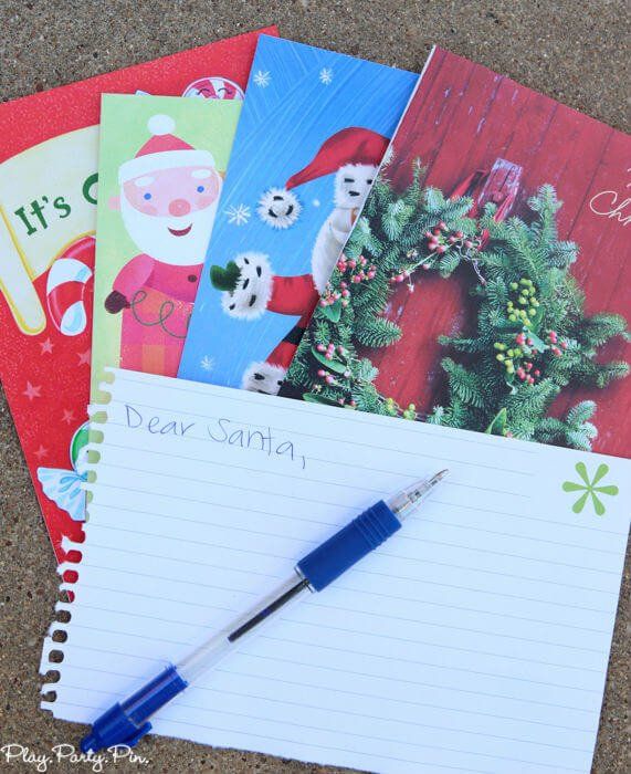 Dragi Božiček je smešna ideja božične zabave, naj gostje napišejo ustvarjalno pismo Božičku z uporabo samo napisov za božične voščilnice