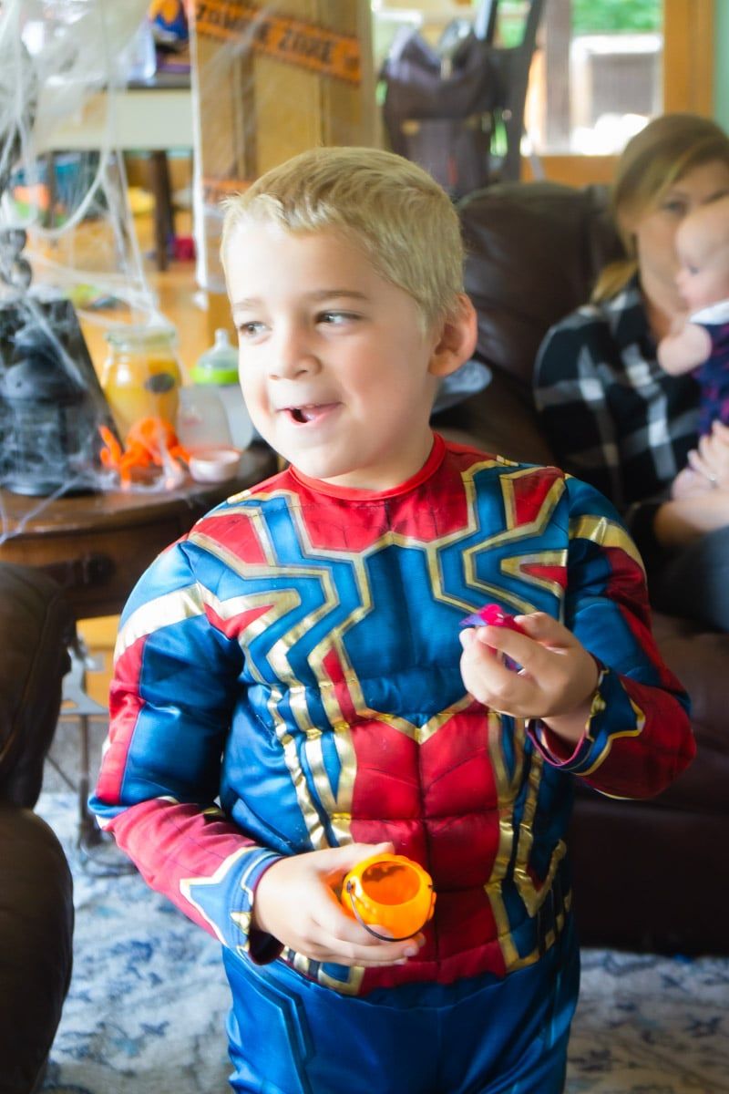 Vaikas rado saldainių triuko ar skanėstų žaidime