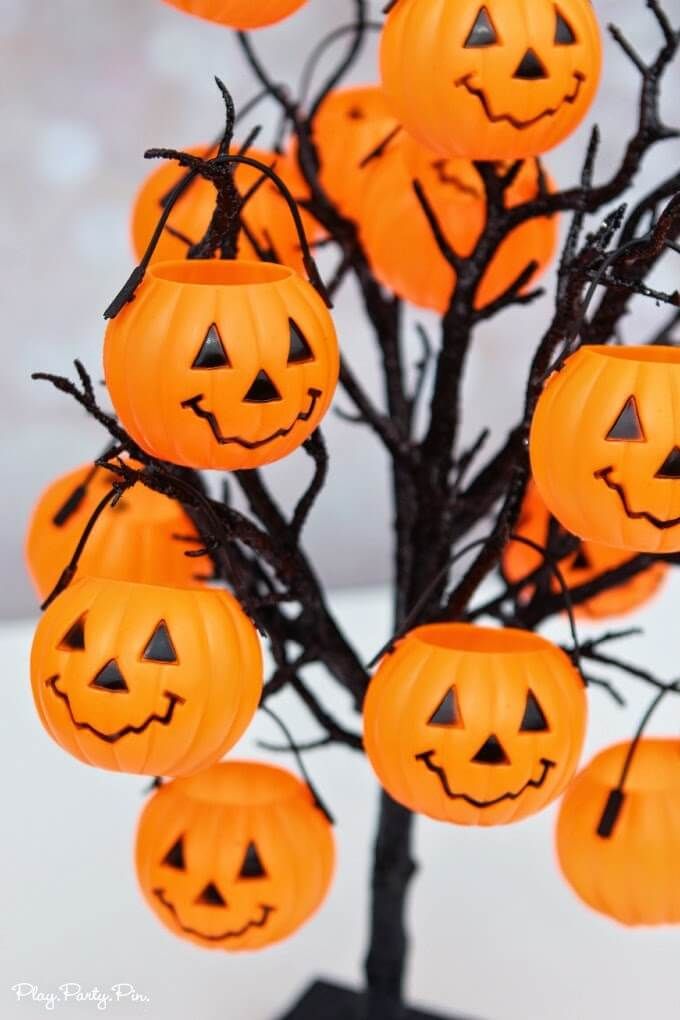 A los niños les encantará esta idea de juego de fiesta de Halloween donde eligen una calabaza con un truco o trato dentro